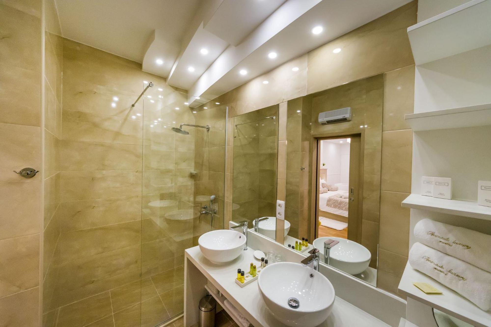 Peninsula Luxury Suite Zara Esterno foto